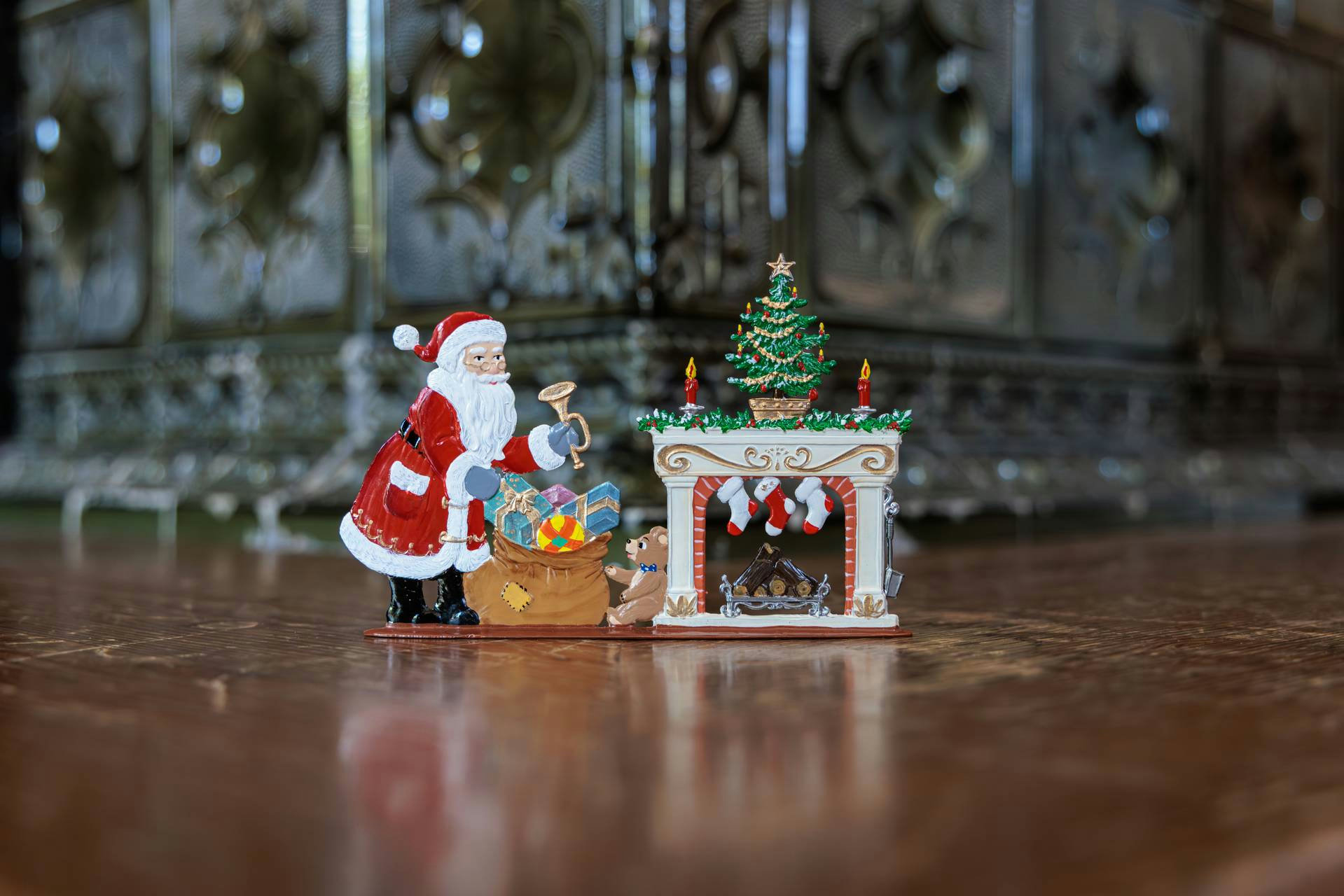 Weihnachtsmann am Kaminfeuer – Präsentation
